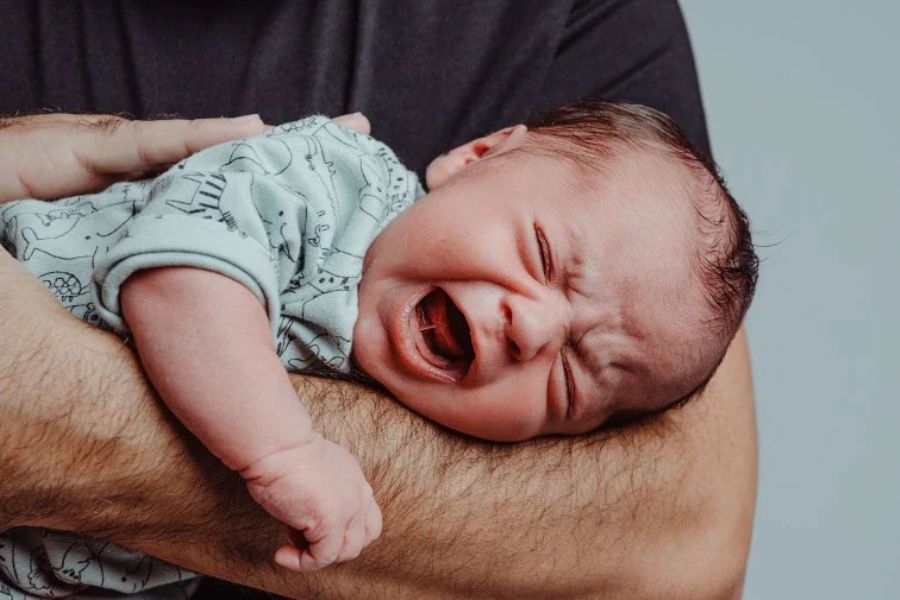 AĞLAYAN BEBEK, KOLİK BEBEK  MİDİR?